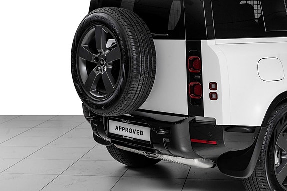 Land Rover Defender 110 16 of 30