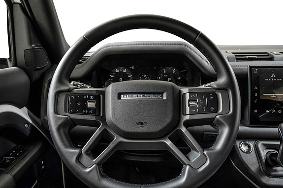 Land Rover Defender 110 19 of 30
