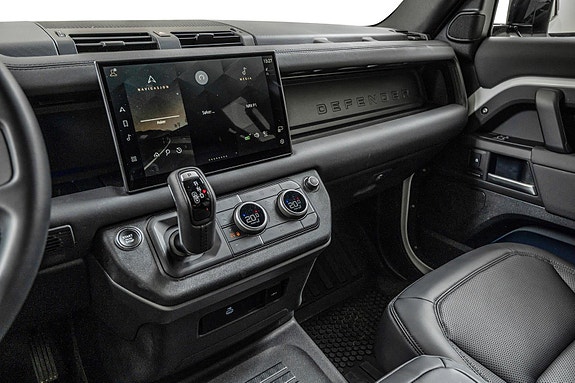 Land Rover Defender 110 13 of 30