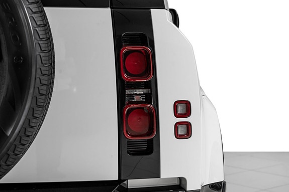 Land Rover Defender 110 17 of 30