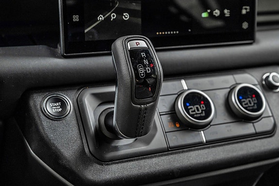 Land Rover Defender 110 22 of 30
