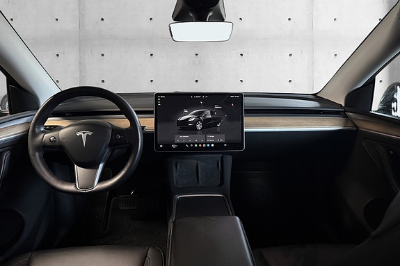 Tesla Model Y 10 of 21