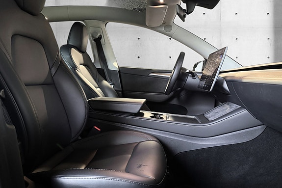 Tesla Model Y 18 of 21
