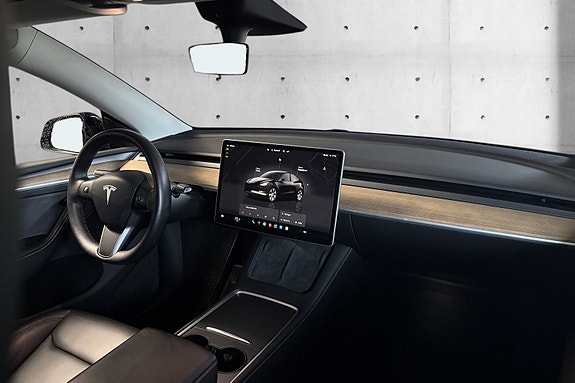 Tesla Model Y 9 of 21