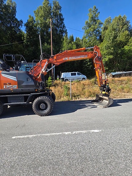 Hitachi ZX135W-7 14 of 18