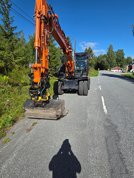 Hitachi ZX135W-7 2 of 18