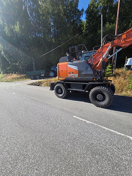 Hitachi ZX135W-7 7 of 18