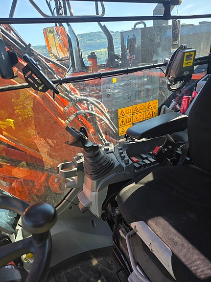 Hitachi ZX135W-7 16 of 18