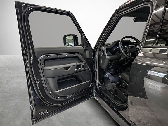 Land Rover Defender 110 10 of 30