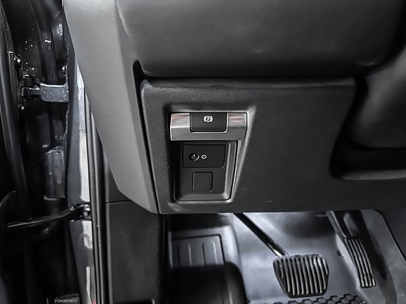 Land Rover Defender 110 13 of 30