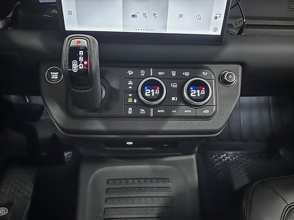 Land Rover Defender 110 26 of 30