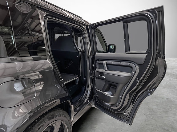 Land Rover Defender 110 29 of 30