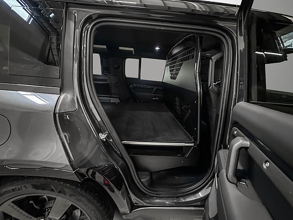 Land Rover Defender 110 30 of 30