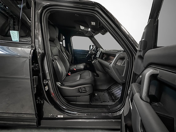 Land Rover Defender 110 27 of 30