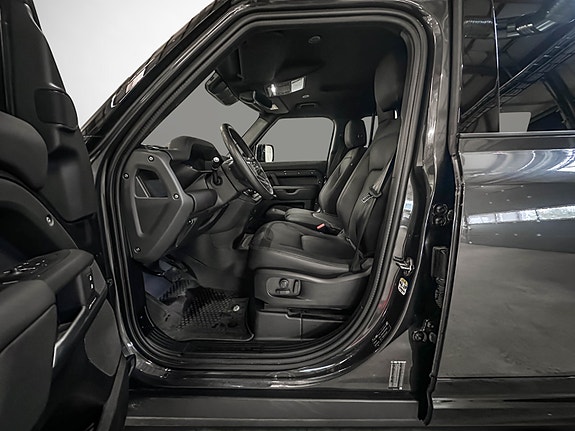 Land Rover Defender 110 14 of 30