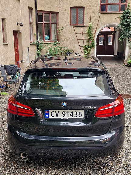 BMW 225xe 2 of 24