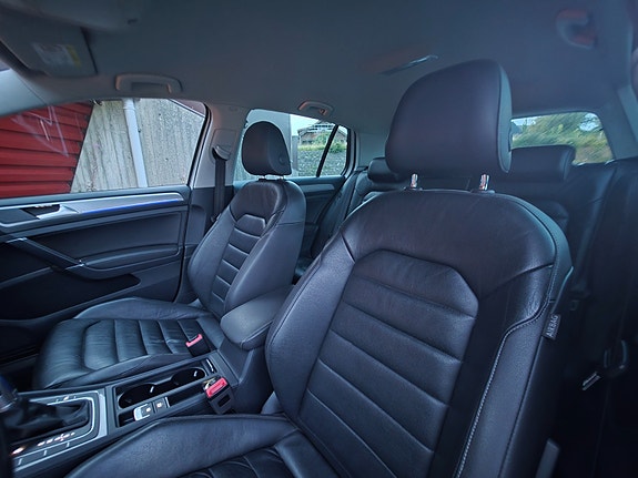 Volkswagen Golf VII 11 of 16