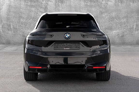 BMW iX 8 of 30