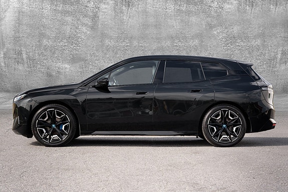BMW iX 10 of 30
