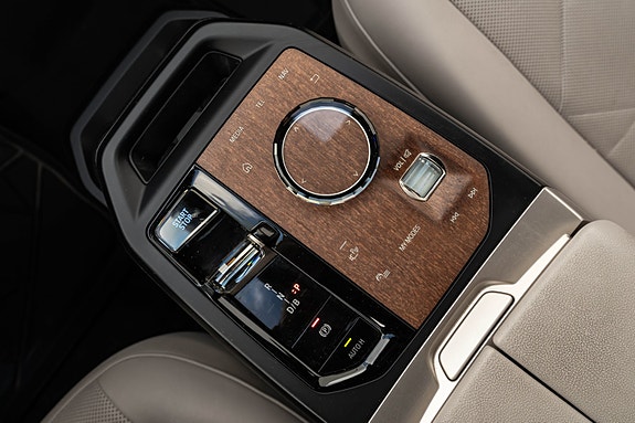BMW iX 22 of 30