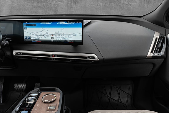 BMW iX 20 of 30