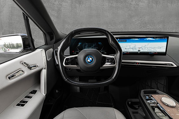 BMW iX 14 of 30