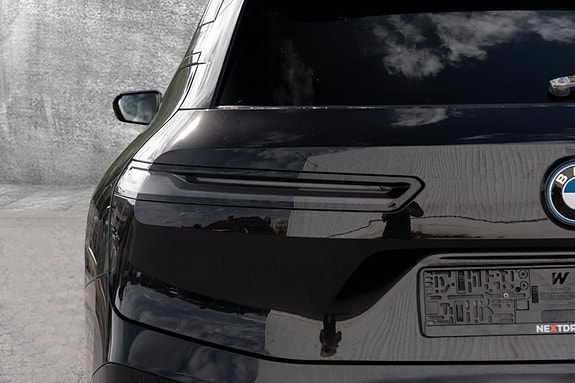 BMW iX 9 of 30