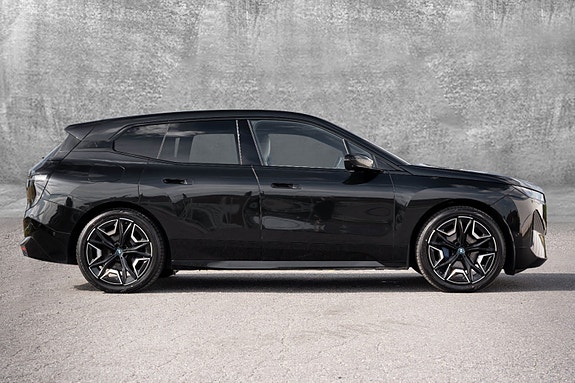 BMW iX 11 of 30