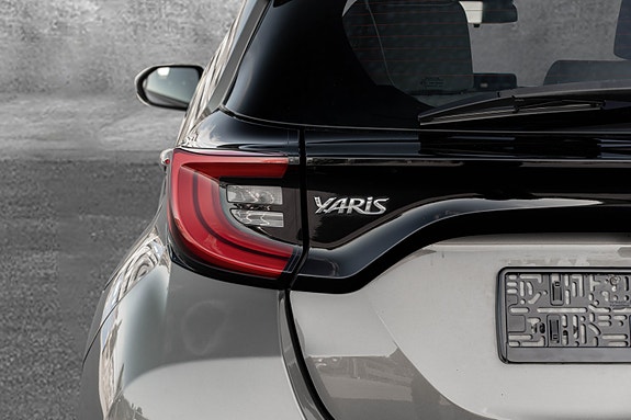 Toyota Yaris 8 of 30