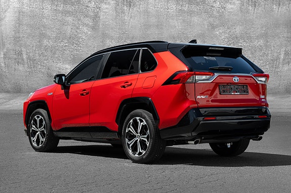 Toyota RAV4 Plug-in Hybrid 2 of 30
