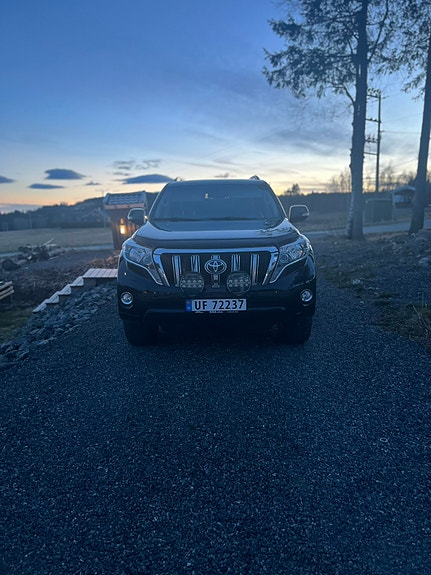 Toyota Land Cruiser 2 of 11