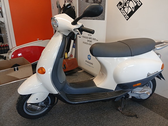 Vespa 50 2 of 5