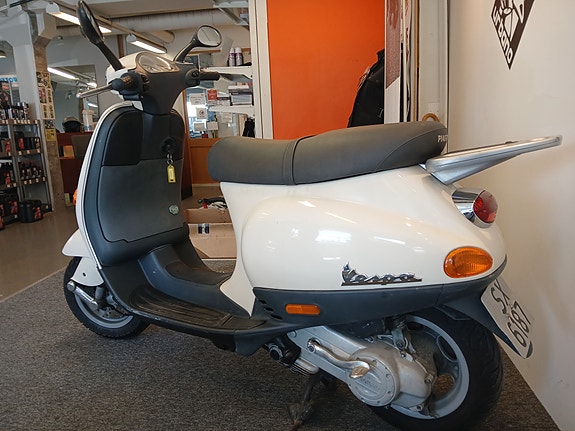 Vespa 50 3 of 5