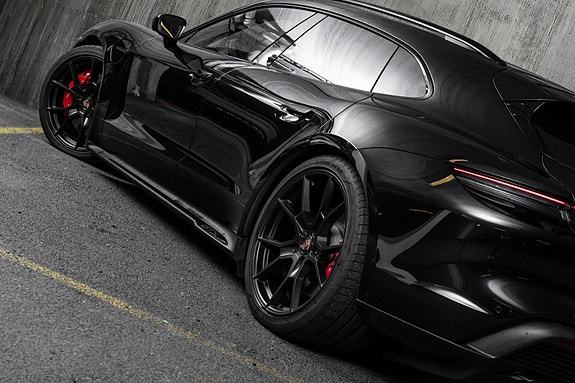 Porsche Taycan GTS 4 of 30