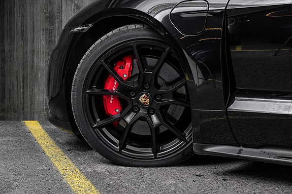 Porsche Taycan GTS 13 of 30