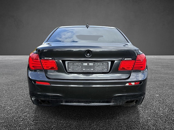 BMW 750i 6 of 17