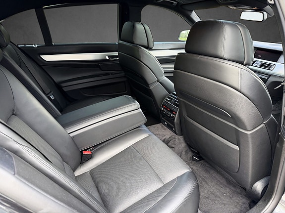 BMW 750i 14 of 17