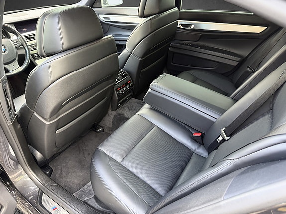 BMW 750i 12 of 17
