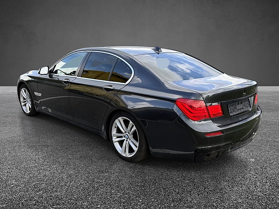 BMW 750i 5 of 17