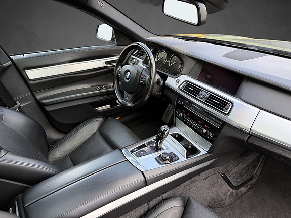 BMW 750i 16 of 17