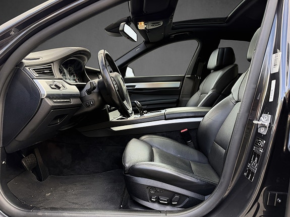 BMW 750i 9 of 17