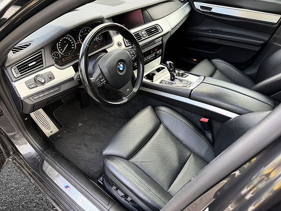 BMW 750i 10 of 17