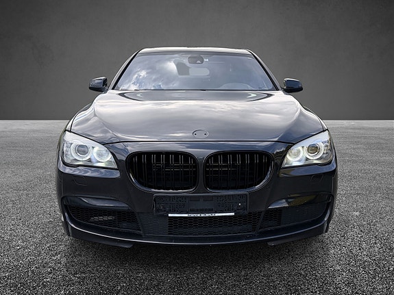 BMW 750i 3 of 17