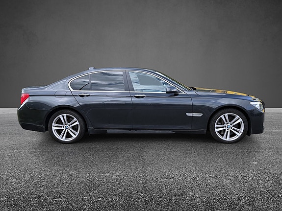BMW 750i 8 of 17