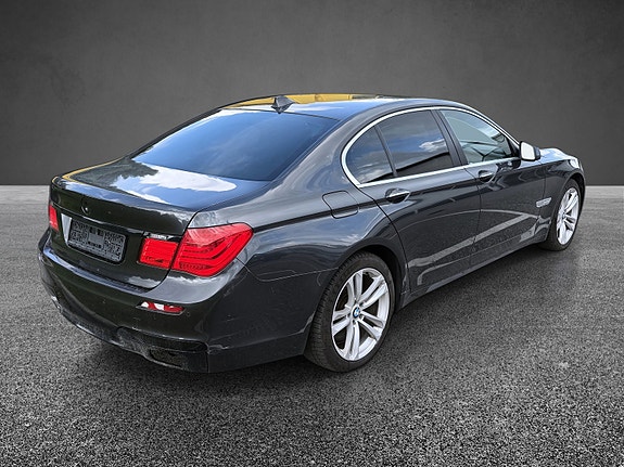 BMW 750i 7 of 17
