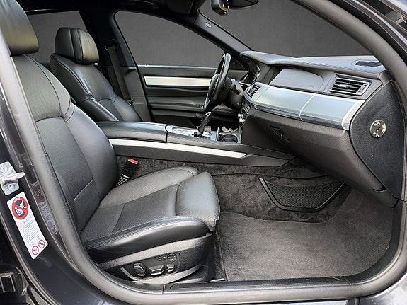 BMW 750i 15 of 17