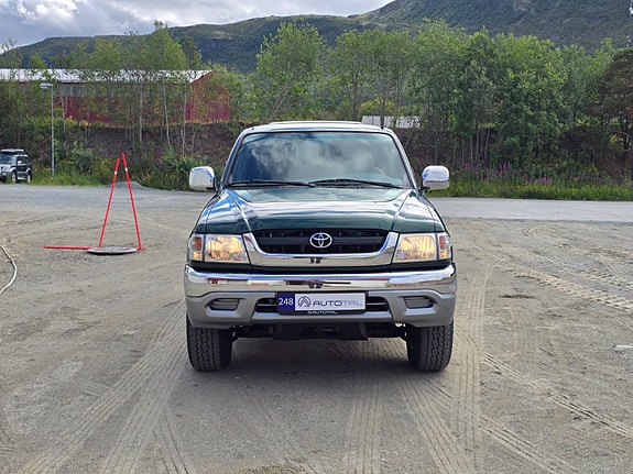 Toyota HiLux 2 of 25