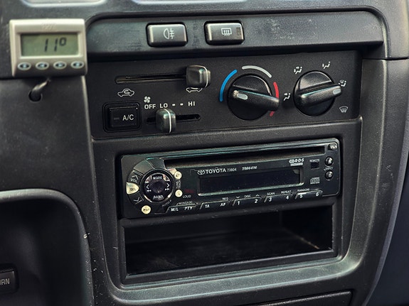 Toyota HiLux 21 of 25