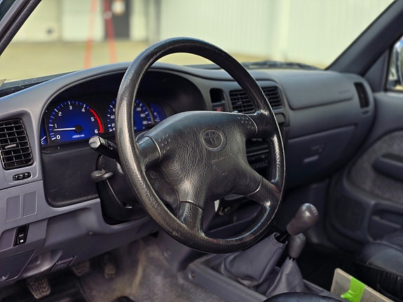 Toyota HiLux 11 of 25