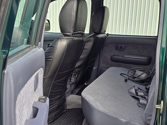 Toyota HiLux 14 of 25